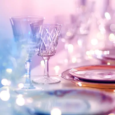 イベント用に並べられた透明なグラスとお皿