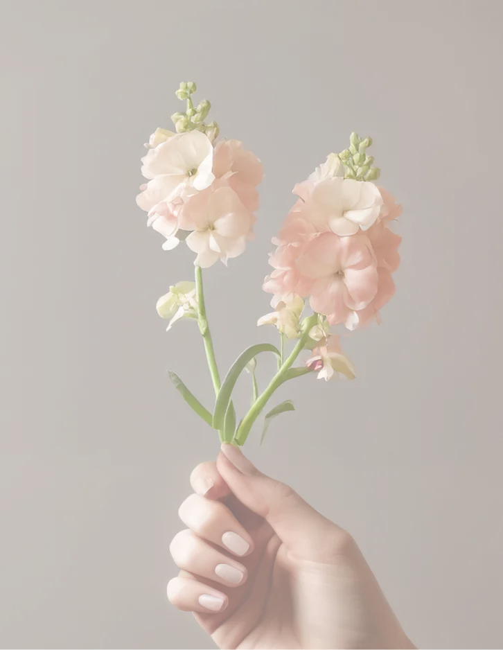 花を持つ女性の手