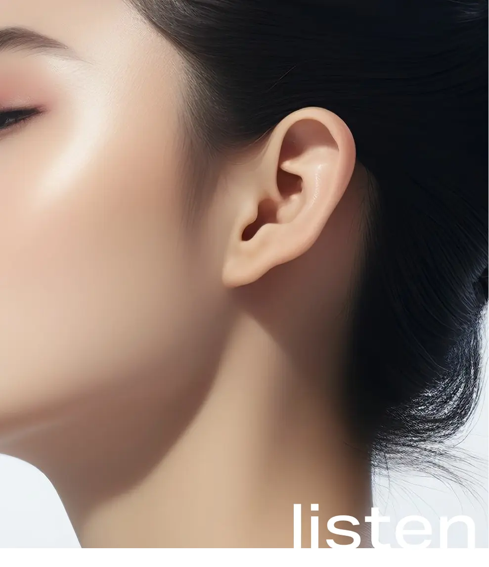 女性の耳